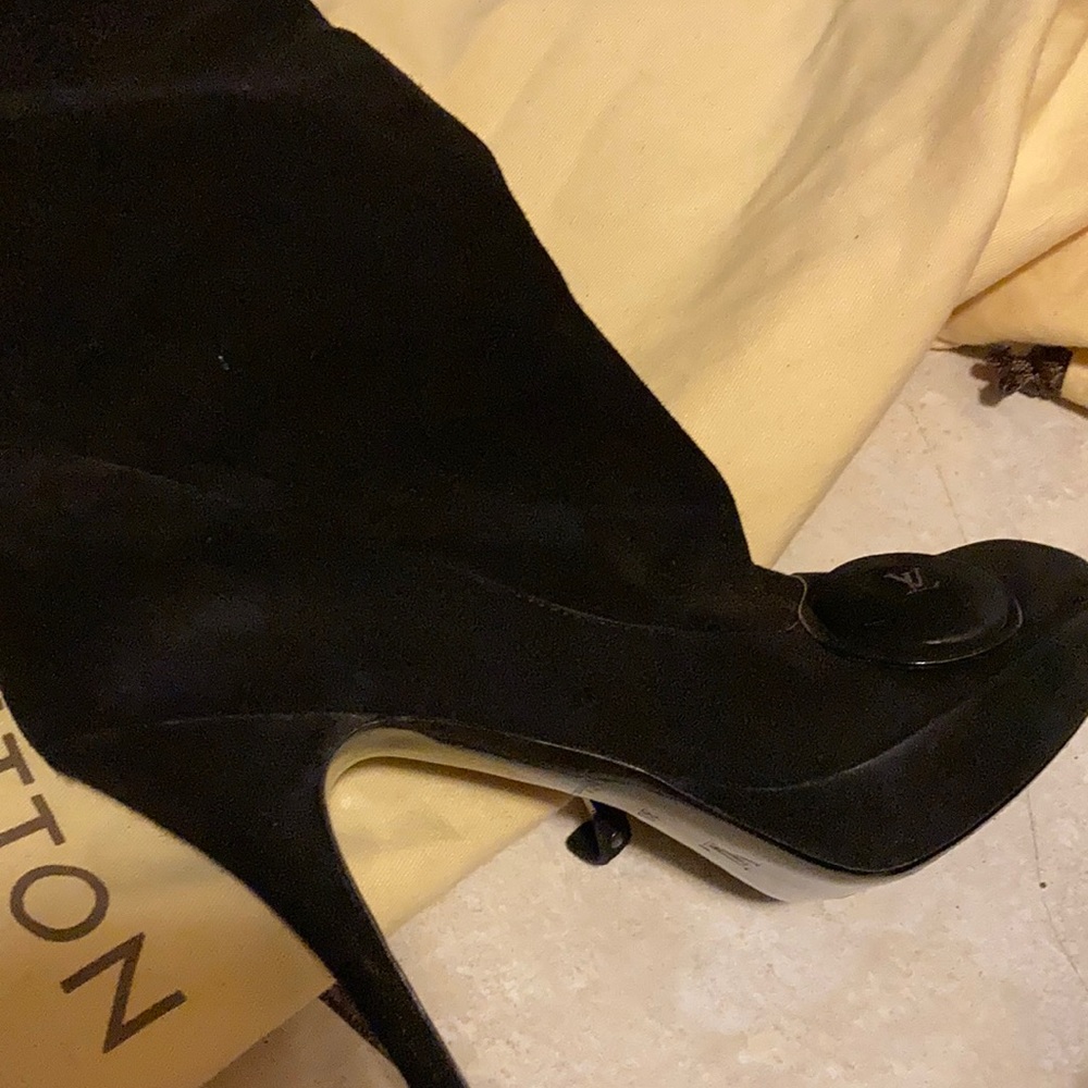 Louis Vuitton reatail 2300 hurry before soesnme